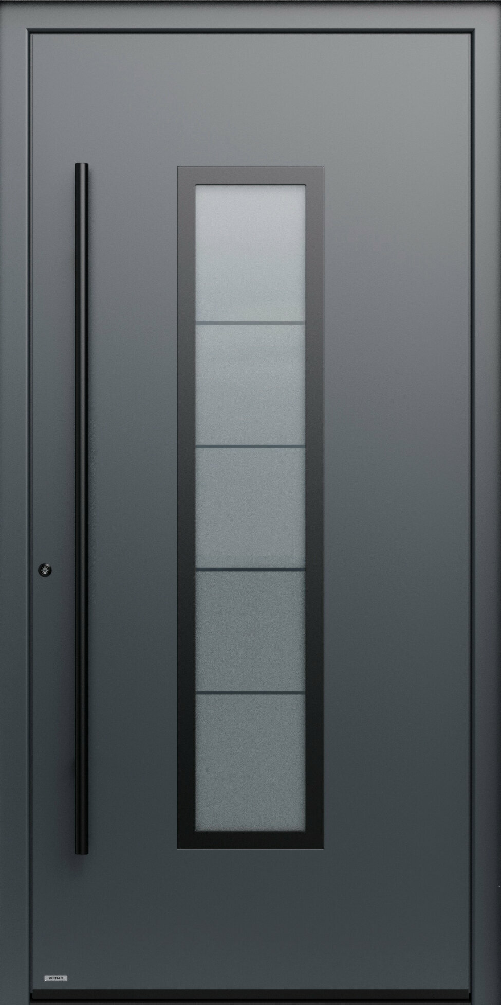 Eine moderne graue Tür hat ein rechteckiges mittigem Glasausschnitt und einem schwarzen Griff in der Länge des Lichtausschnitts.