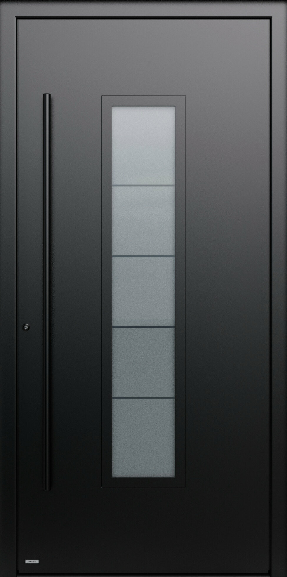 Eine schlichte schwarze Tür mit einem rechteckigen Lichtausschnitt und einem vertikalen schwarzen Griff mit dezenten horizontalen Linien im mattierten Glas.